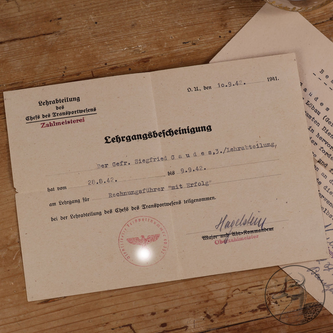 Originaler Wehrpass eines Angehörigen des Strafbataillons 999(Strafdivision). Bandenkampf in Griechenland.

Authentisches und seltenes Zeitdokument aus dem Zeitraum des Dritten Reiches. Soldat war Zuchthauswärter und später Angehöriger des 999 Strafbataillons, welches sich zum großen Teil aus verurteilten Wehrmacht&nbsp; &nbsp;Angehörigen zusammensetzte. Einsätze erfolgten an der Ostfront und dem Balkan bis Griechenland. Seltenes&nbsp; Zeitdokument dieser Strafeinheit.