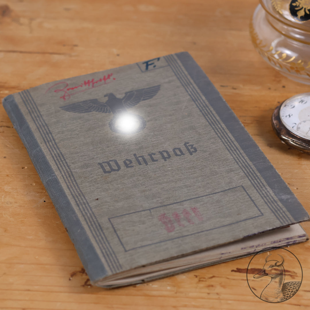 Originaler Wehrpass eines Angehörigen des IR 176 in der Heeresgruppe Nord Russland

Authentisches und seltenes Zeitdokument aus dem Zeitraum des Dritten Reiches. Sauber geführter Wehrpass mit vielen interessanten Eintragungen.Der Soldat war hauptsächlich an der Ostfront Heeresgruppe Nord eingesetzt.