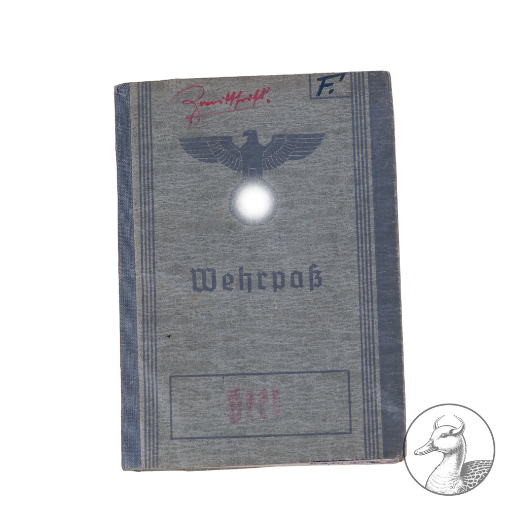 Originaler Wehrpass eines Angehörigen des IR 176 in der Heeresgruppe Nord Russland

Authentisches und seltenes Zeitdokument aus dem Zeitraum des Dritten Reiches. Sauber geführter Wehrpass mit vielen interessanten Eintragungen.Der Soldat war hauptsächlich an der Ostfront Heeresgruppe Nord eingesetzt.