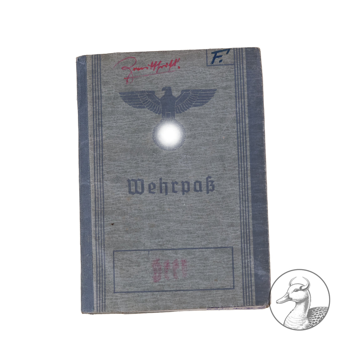 Originaler Wehrpass eines Angehörigen des IR 176 in der Heeresgruppe Nord Russland

Authentisches und seltenes Zeitdokument aus dem Zeitraum des Dritten Reiches. Sauber geführter Wehrpass mit vielen interessanten Eintragungen.Der Soldat war hauptsächlich an der Ostfront Heeresgruppe Nord eingesetzt.