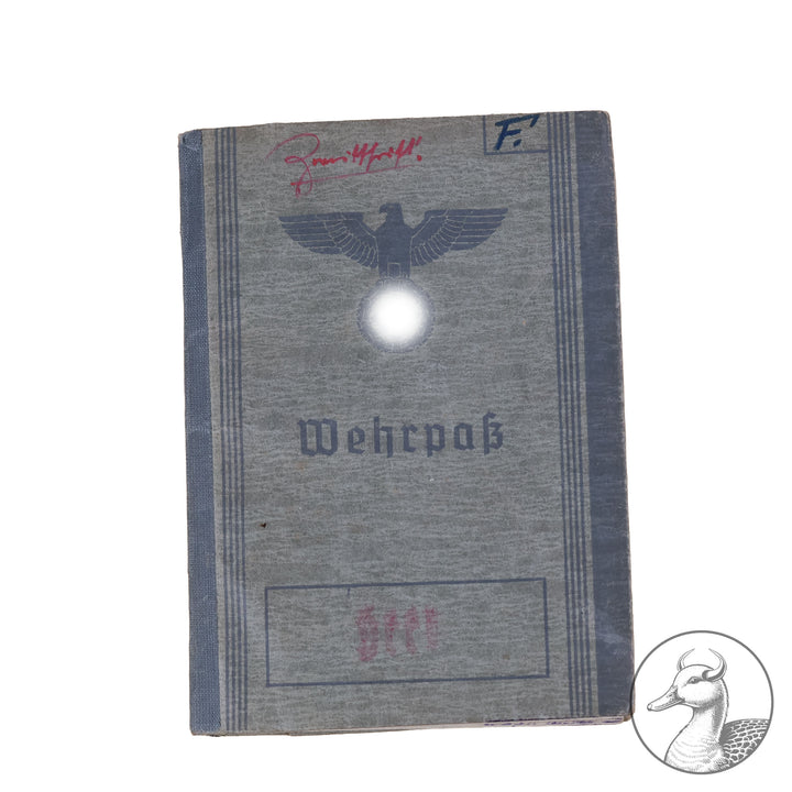 Originaler Wehrpass eines Angehörigen des IR 176 in der Heeresgruppe Nord Russland

Authentisches und seltenes Zeitdokument aus dem Zeitraum des Dritten Reiches. Sauber geführter Wehrpass mit vielen interessanten Eintragungen.Der Soldat war hauptsächlich an der Ostfront Heeresgruppe Nord eingesetzt.