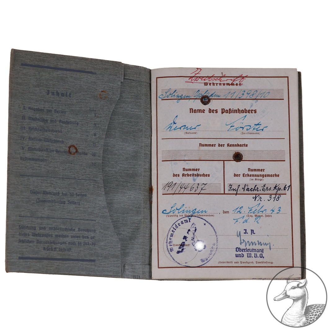 Originaler Wehrpass eines Angehörigen des IR 176 in der Heeresgruppe Nord Russland

Authentisches und seltenes Zeitdokument aus dem Zeitraum des Dritten Reiches. Sauber geführter Wehrpass mit vielen interessanten Eintragungen.Der Soldat war hauptsächlich an der Ostfront Heeresgruppe Nord eingesetzt.