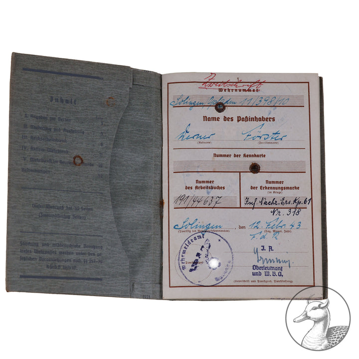 Originaler Wehrpass eines Angehörigen des IR 176 in der Heeresgruppe Nord Russland

Authentisches und seltenes Zeitdokument aus dem Zeitraum des Dritten Reiches. Sauber geführter Wehrpass mit vielen interessanten Eintragungen.Der Soldat war hauptsächlich an der Ostfront Heeresgruppe Nord eingesetzt.