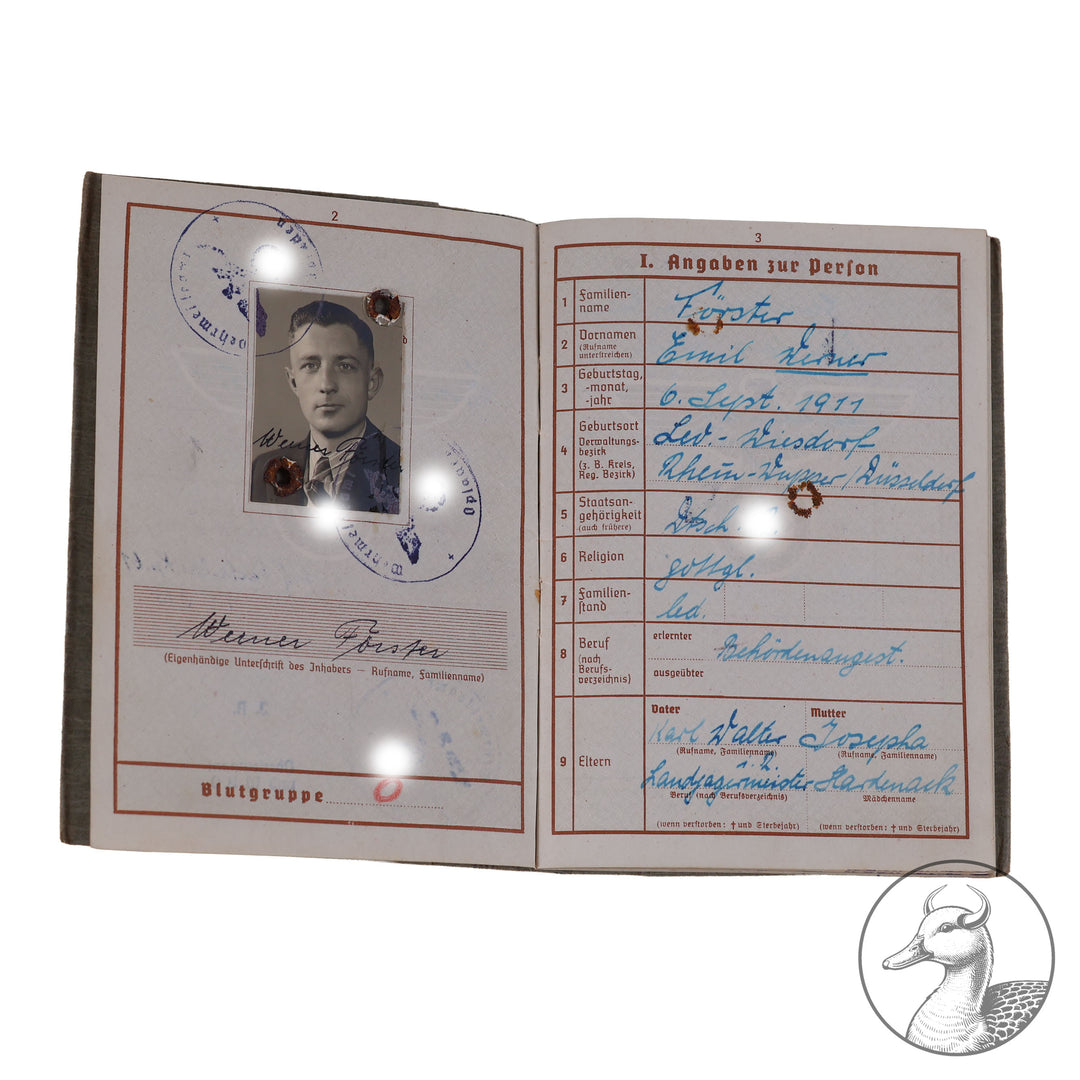 Originaler Wehrpass eines Angehörigen des IR 176 in der Heeresgruppe Nord Russland

Authentisches und seltenes Zeitdokument aus dem Zeitraum des Dritten Reiches. Sauber geführter Wehrpass mit vielen interessanten Eintragungen.Der Soldat war hauptsächlich an der Ostfront Heeresgruppe Nord eingesetzt.