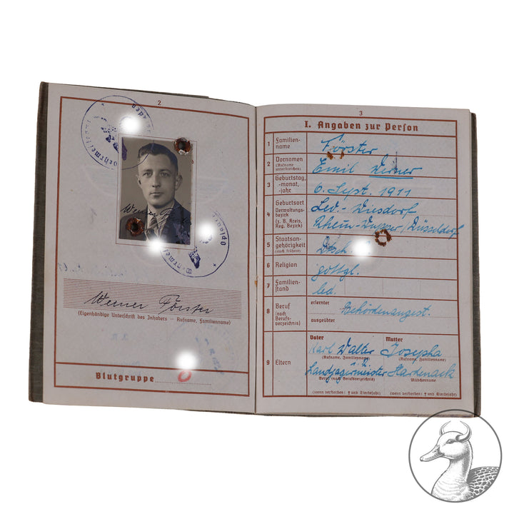 Originaler Wehrpass eines Angehörigen des IR 176 in der Heeresgruppe Nord Russland

Authentisches und seltenes Zeitdokument aus dem Zeitraum des Dritten Reiches. Sauber geführter Wehrpass mit vielen interessanten Eintragungen.Der Soldat war hauptsächlich an der Ostfront Heeresgruppe Nord eingesetzt.