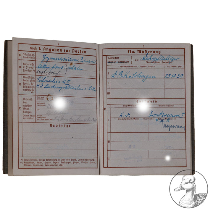 Originaler Wehrpass eines Angehörigen des IR 176 in der Heeresgruppe Nord Russland

Authentisches und seltenes Zeitdokument aus dem Zeitraum des Dritten Reiches. Sauber geführter Wehrpass mit vielen interessanten Eintragungen.Der Soldat war hauptsächlich an der Ostfront Heeresgruppe Nord eingesetzt.