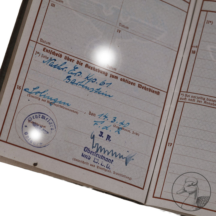 Originaler Wehrpass eines Angehörigen des IR 176 in der Heeresgruppe Nord Russland

Authentisches und seltenes Zeitdokument aus dem Zeitraum des Dritten Reiches. Sauber geführter Wehrpass mit vielen interessanten Eintragungen.Der Soldat war hauptsächlich an der Ostfront Heeresgruppe Nord eingesetzt.