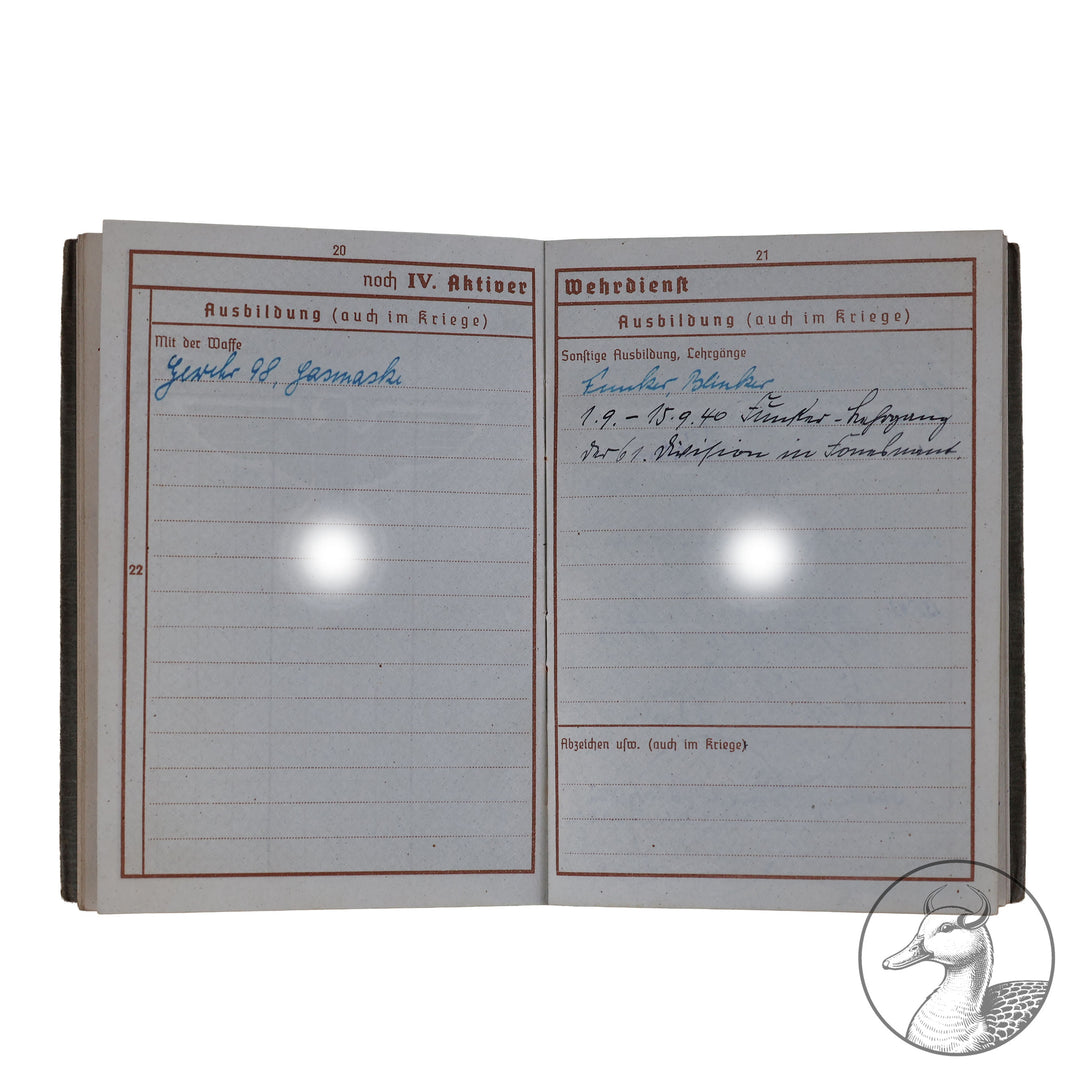 Originaler Wehrpass eines Angehörigen des IR 176 in der Heeresgruppe Nord Russland

Authentisches und seltenes Zeitdokument aus dem Zeitraum des Dritten Reiches. Sauber geführter Wehrpass mit vielen interessanten Eintragungen.Der Soldat war hauptsächlich an der Ostfront Heeresgruppe Nord eingesetzt.