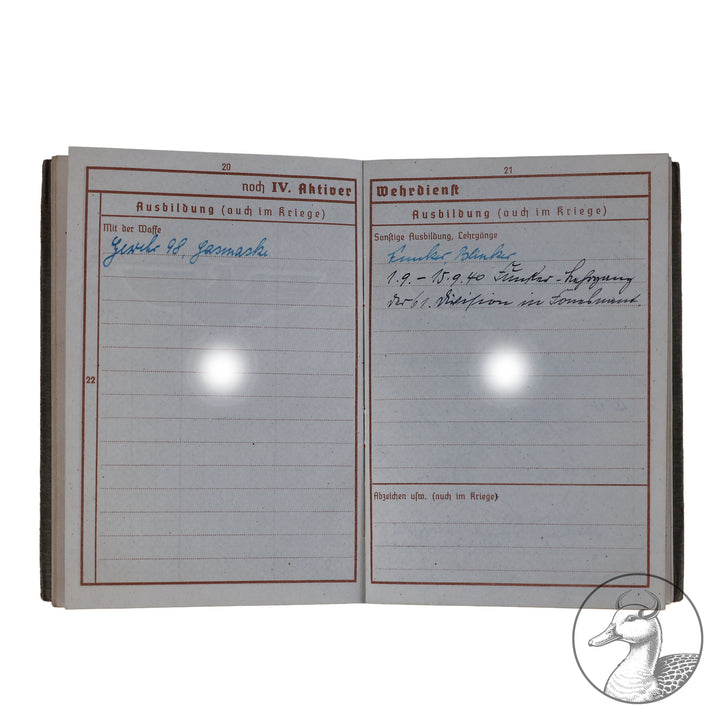 Originaler Wehrpass eines Angehörigen des IR 176 in der Heeresgruppe Nord Russland

Authentisches und seltenes Zeitdokument aus dem Zeitraum des Dritten Reiches. Sauber geführter Wehrpass mit vielen interessanten Eintragungen.Der Soldat war hauptsächlich an der Ostfront Heeresgruppe Nord eingesetzt.