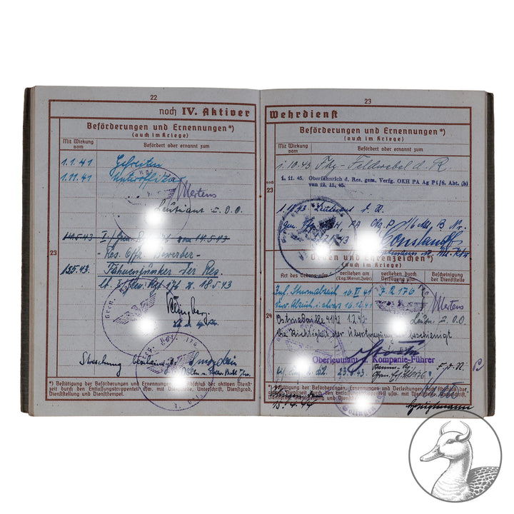 Originaler Wehrpass eines Angehörigen des IR 176 in der Heeresgruppe Nord Russland

Authentisches und seltenes Zeitdokument aus dem Zeitraum des Dritten Reiches. Sauber geführter Wehrpass mit vielen interessanten Eintragungen.Der Soldat war hauptsächlich an der Ostfront Heeresgruppe Nord eingesetzt.