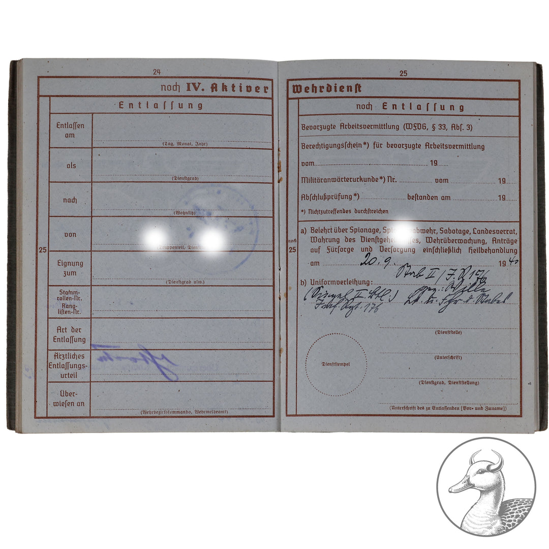 Originaler Wehrpass eines Angehörigen des IR 176 in der Heeresgruppe Nord Russland

Authentisches und seltenes Zeitdokument aus dem Zeitraum des Dritten Reiches. Sauber geführter Wehrpass mit vielen interessanten Eintragungen.Der Soldat war hauptsächlich an der Ostfront Heeresgruppe Nord eingesetzt.