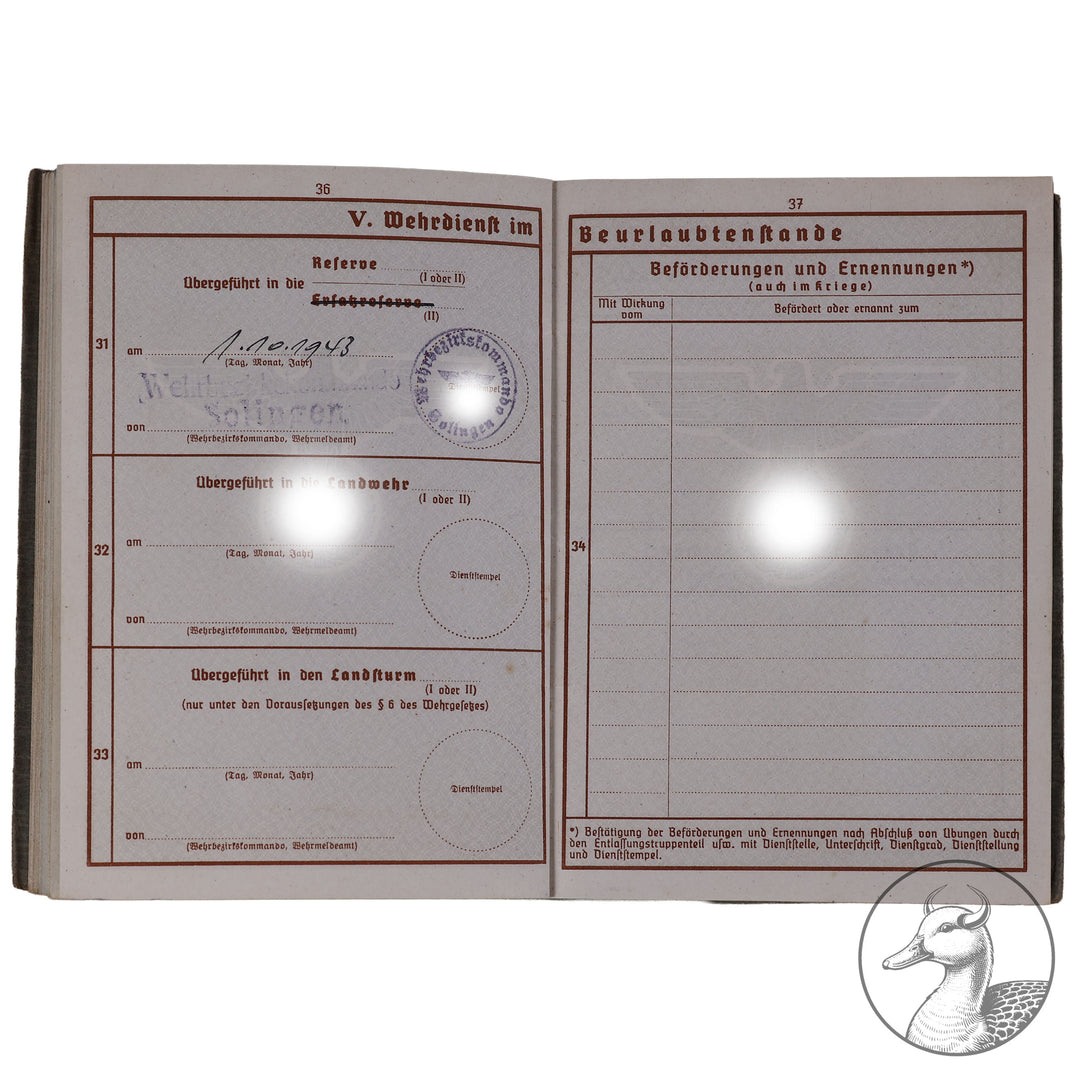 Originaler Wehrpass eines Angehörigen des IR 176 in der Heeresgruppe Nord Russland

Authentisches und seltenes Zeitdokument aus dem Zeitraum des Dritten Reiches. Sauber geführter Wehrpass mit vielen interessanten Eintragungen.Der Soldat war hauptsächlich an der Ostfront Heeresgruppe Nord eingesetzt.