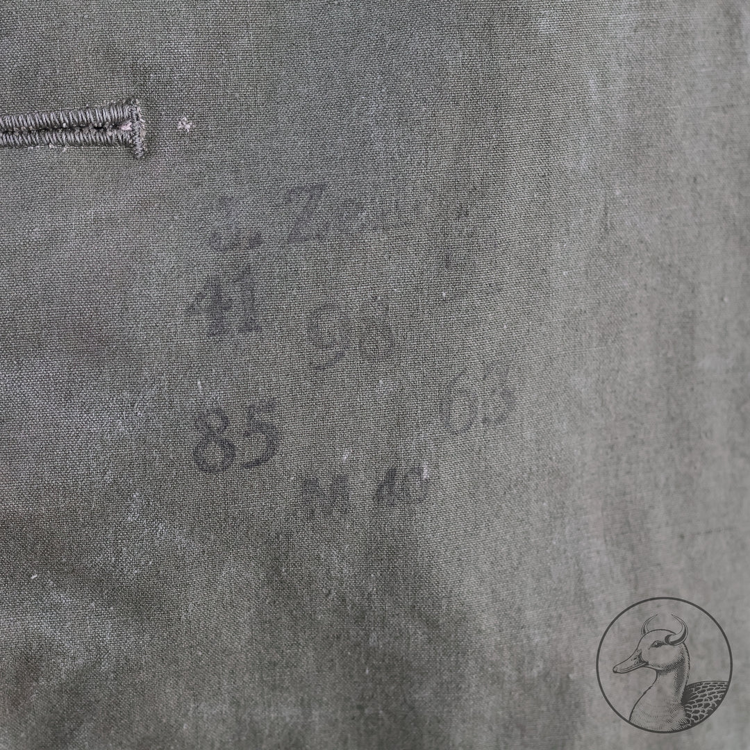 Originale Windjacke für Gebirgstruppen 

Die Windjacke wurde von den Hochgebirgstruppen zum Gebirgsdienst getragen.
Gut erhaltenes Stück mit Abnahme- und Kammerstempel.
Hersteller J. Zeller.