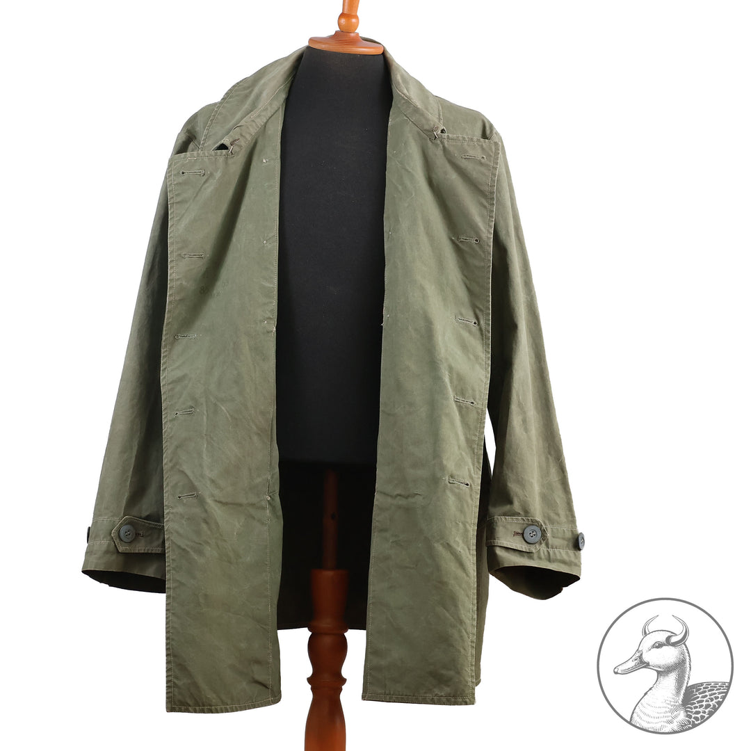 Originale Windjacke für Gebirgstruppen 

Die Windjacke wurde von den Hochgebirgstruppen zum Gebirgsdienst getragen.
Gut erhaltenes Stück mit Abnahme- und Kammerstempel.
Hersteller J. Zeller.