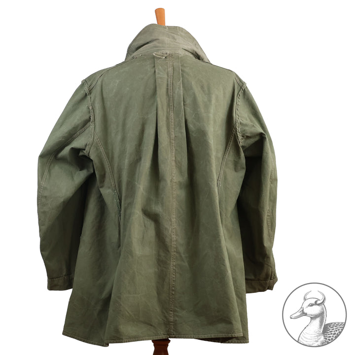 Originale Windjacke für Gebirgstruppen 

Die Windjacke wurde von den Hochgebirgstruppen zum Gebirgsdienst getragen.
Gut erhaltenes Stück mit Abnahme- und Kammerstempel.
Hersteller J. Zeller.