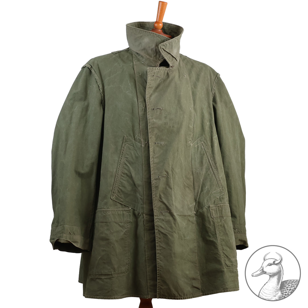 Originale Windjacke für Gebirgstruppen 

Die Windjacke wurde von den Hochgebirgstruppen zum Gebirgsdienst getragen.
Gut erhaltenes Stück mit Abnahme- und Kammerstempel.
Hersteller J. Zeller.