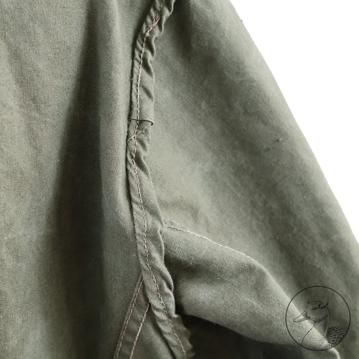 Originale Windjacke für Gebirgstruppen 

Die Windjacke wurde von den Hochgebirgstruppen zum Gebirgsdienst getragen.
Gut erhaltenes Stück mit Abnahme- und Kammerstempel.
Hersteller J. Zeller.