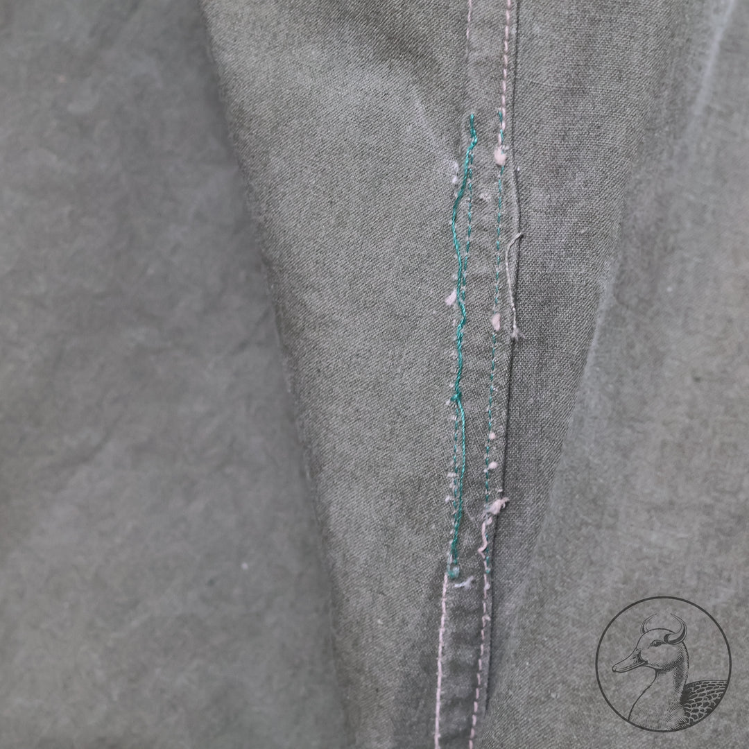 Originale Windjacke für Gebirgstruppen 

Die Windjacke wurde von den Hochgebirgstruppen zum Gebirgsdienst getragen.
Gut erhaltenes Stück mit Abnahme- und Kammerstempel.
Hersteller J. Zeller.