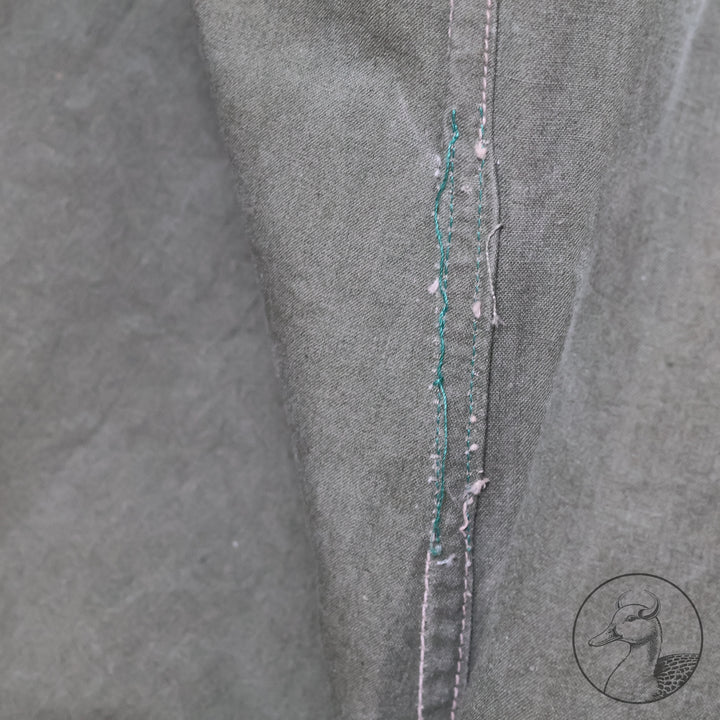 Originale Windjacke für Gebirgstruppen 

Die Windjacke wurde von den Hochgebirgstruppen zum Gebirgsdienst getragen.
Gut erhaltenes Stück mit Abnahme- und Kammerstempel.
Hersteller J. Zeller.