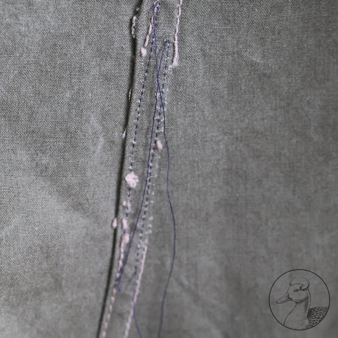 Originale Windjacke für Gebirgstruppen 

Die Windjacke wurde von den Hochgebirgstruppen zum Gebirgsdienst getragen.
Gut erhaltenes Stück mit Abnahme- und Kammerstempel.
Hersteller J. Zeller.