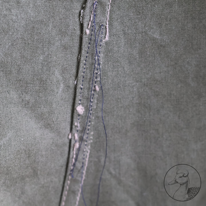 Originale Windjacke für Gebirgstruppen 

Die Windjacke wurde von den Hochgebirgstruppen zum Gebirgsdienst getragen.
Gut erhaltenes Stück mit Abnahme- und Kammerstempel.
Hersteller J. Zeller.