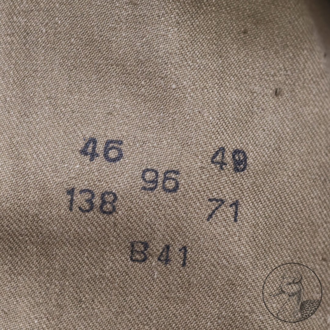 Originaler Kradmantel Wehrmacht Afrikakorps
Kammerstück. Fertigung aus schwerem olivfarbenem Leinentuch. Mit Kammerstempel und Papieretikett