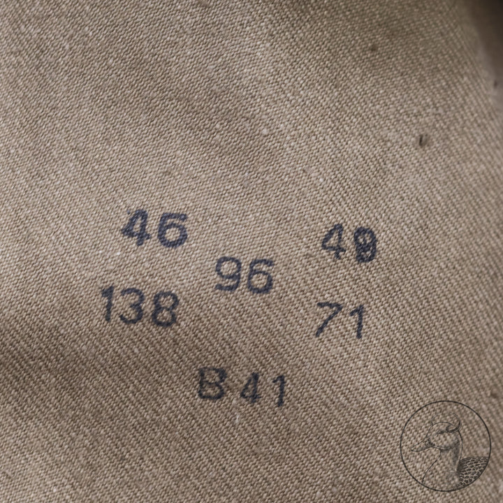 Originaler Kradmantel Wehrmacht Afrikakorps
Kammerstück. Fertigung aus schwerem olivfarbenem Leinentuch. Mit Kammerstempel und Papieretikett