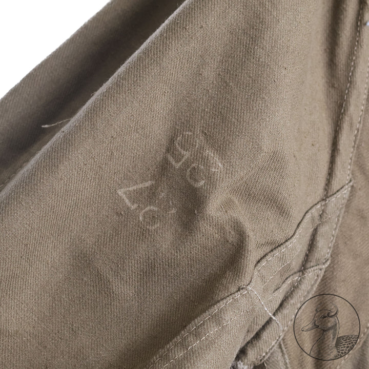 Originaler Kradmantel Wehrmacht Afrikakorps
Kammerstück. Fertigung aus schwerem olivfarbenem Leinentuch. Mit Kammerstempel und Papieretikett