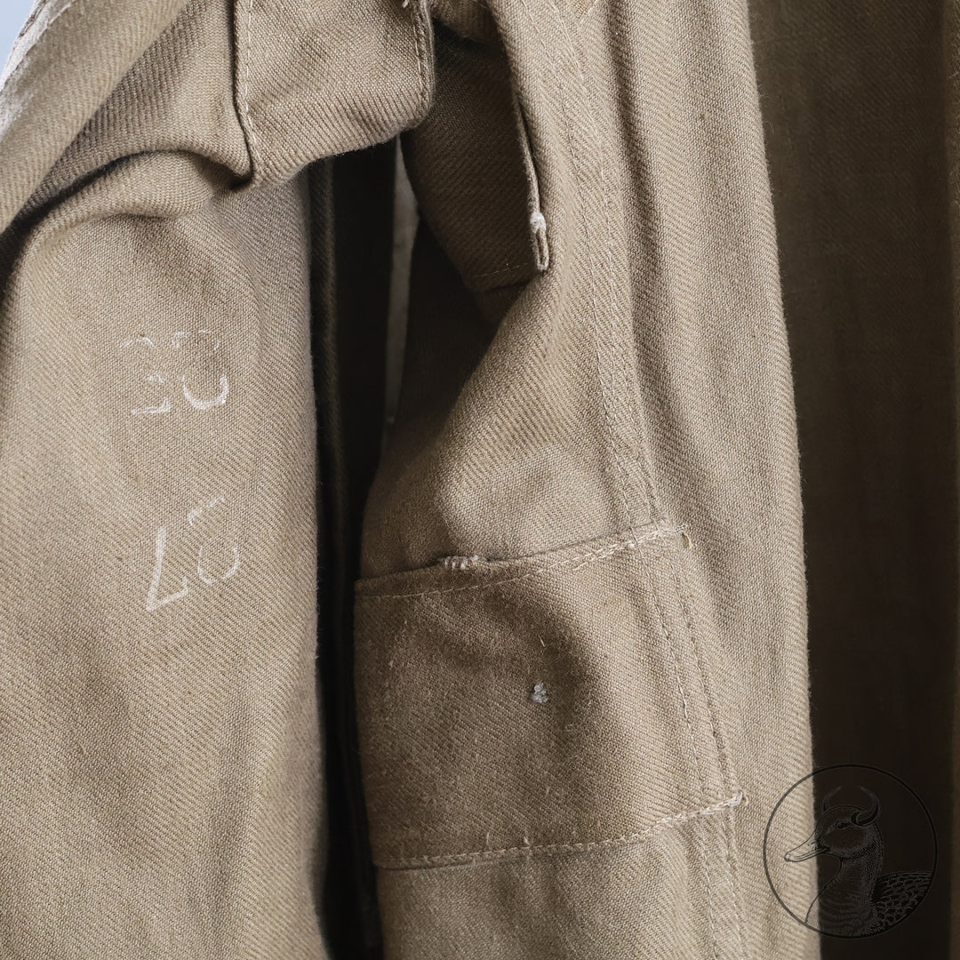 Originaler Kradmantel Wehrmacht Afrikakorps
Kammerstück. Fertigung aus schwerem olivfarbenem Leinentuch. Mit Kammerstempel und Papieretikett