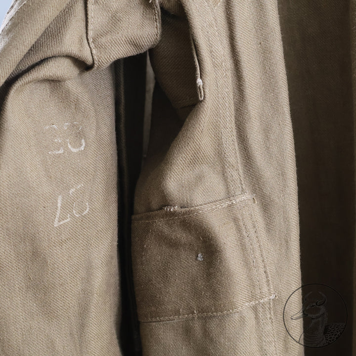 Originaler Kradmantel Wehrmacht Afrikakorps
Kammerstück. Fertigung aus schwerem olivfarbenem Leinentuch. Mit Kammerstempel und Papieretikett