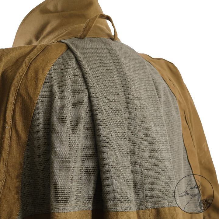 Originaler Kradmantel Wehrmacht Afrikakorps
Kammerstück. Fertigung aus schwerem olivfarbenem Leinentuch. Mit Kammerstempel und Papieretikett