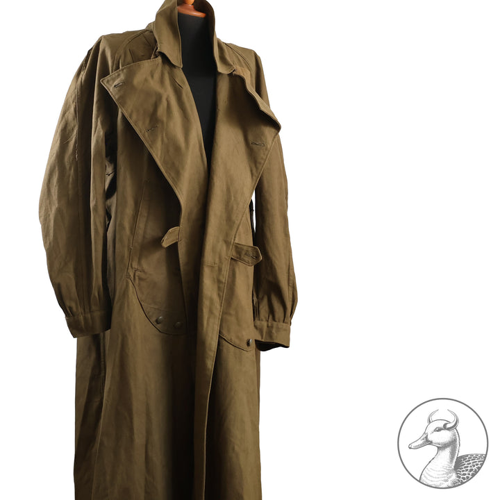 Originaler Kradmantel Wehrmacht Afrikakorps
Kammerstück. Fertigung aus schwerem olivfarbenem Leinentuch. Mit Kammerstempel und Papieretikett