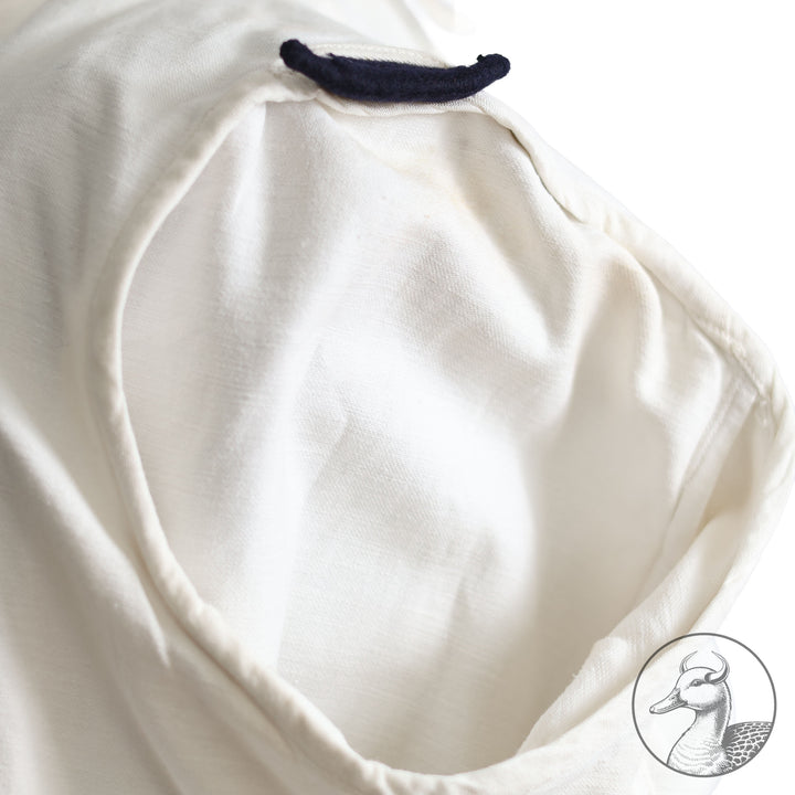 Weißes Jackett (nach neuer Vorschrift) der Kriegsmarine für einen Leutnant der
Küstenartillerie . Das Jackett besitzt aufgesetzte Brust- und Seitentaschen mit Quetschfalten. Die
feuervergoldeten Ankerknöpfe sind sicher mit Sprengringen angebracht, während der
vorschriftsmäßige Metallbrustadler mittels typischer Zwirnschlaufen befestigt ist. Innen finden sich ein Größen- und Herstellerstempel sowie die Namensstickerei
„Hadenfeld“