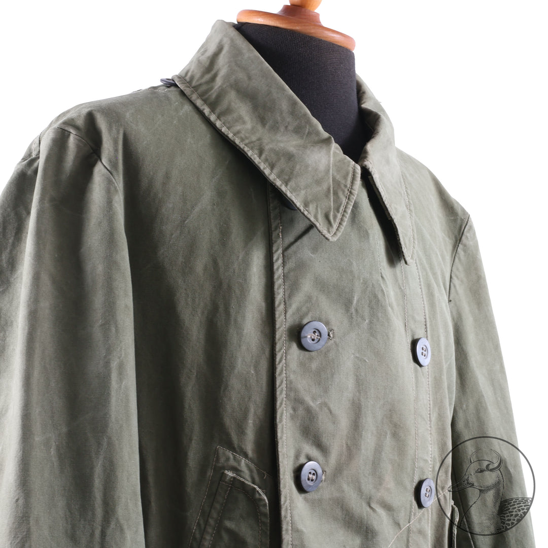 Originale Windjacke für Gebirgstruppen 

Die Windjacke wurde von den Hochgebirgstruppen zum Gebirgsdienst getragen.
Gut erhaltenes Stück mit Abnahme- und Kammerstempel.
Hersteller J. Zeller.