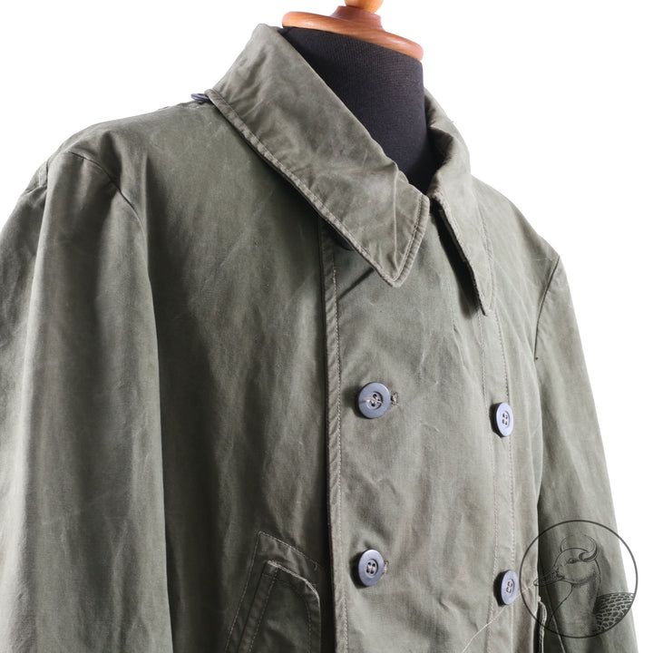 Originale Windjacke für Gebirgstruppen 

Die Windjacke wurde von den Hochgebirgstruppen zum Gebirgsdienst getragen.
Gut erhaltenes Stück mit Abnahme- und Kammerstempel.
Hersteller J. Zeller.