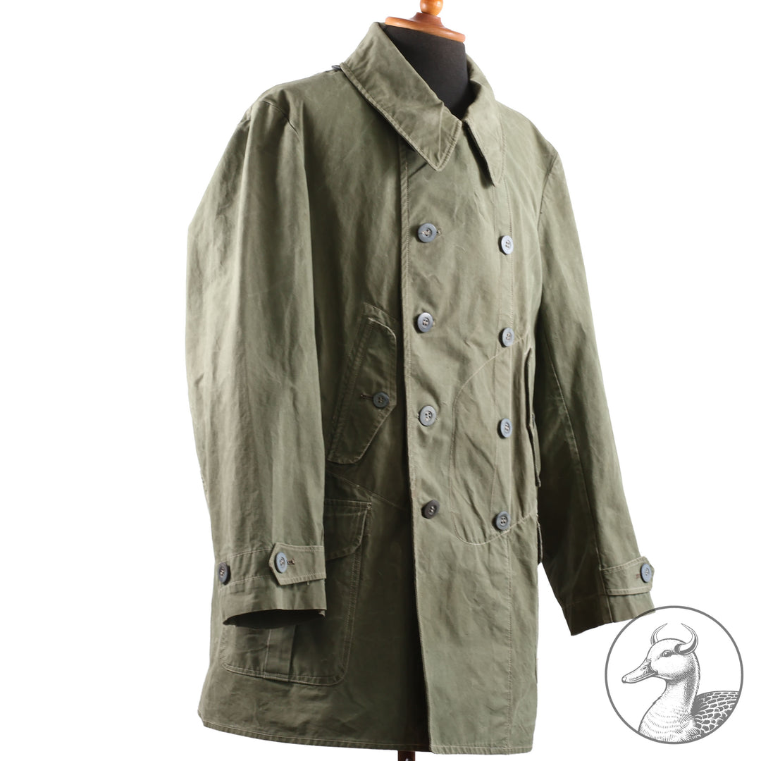 Originale Windjacke für Gebirgstruppen 

Die Windjacke wurde von den Hochgebirgstruppen zum Gebirgsdienst getragen.
Gut erhaltenes Stück mit Abnahme- und Kammerstempel.
Hersteller J. Zeller.