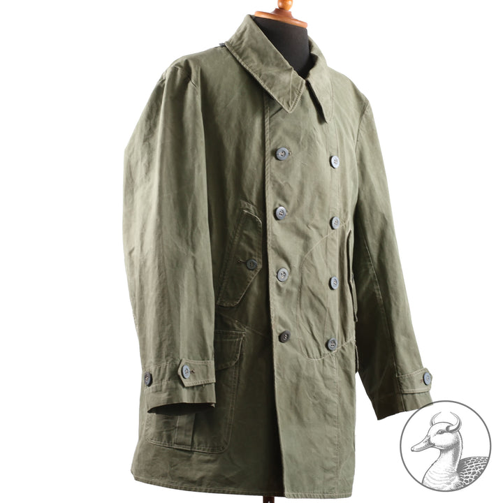 Originale Windjacke für Gebirgstruppen 

Die Windjacke wurde von den Hochgebirgstruppen zum Gebirgsdienst getragen.
Gut erhaltenes Stück mit Abnahme- und Kammerstempel.
Hersteller J. Zeller.