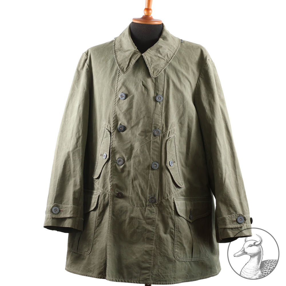 Originale Windjacke für Gebirgstruppen 

Die Windjacke wurde von den Hochgebirgstruppen zum Gebirgsdienst getragen.
Gut erhaltenes Stück mit Abnahme- und Kammerstempel.
Hersteller J. Zeller.