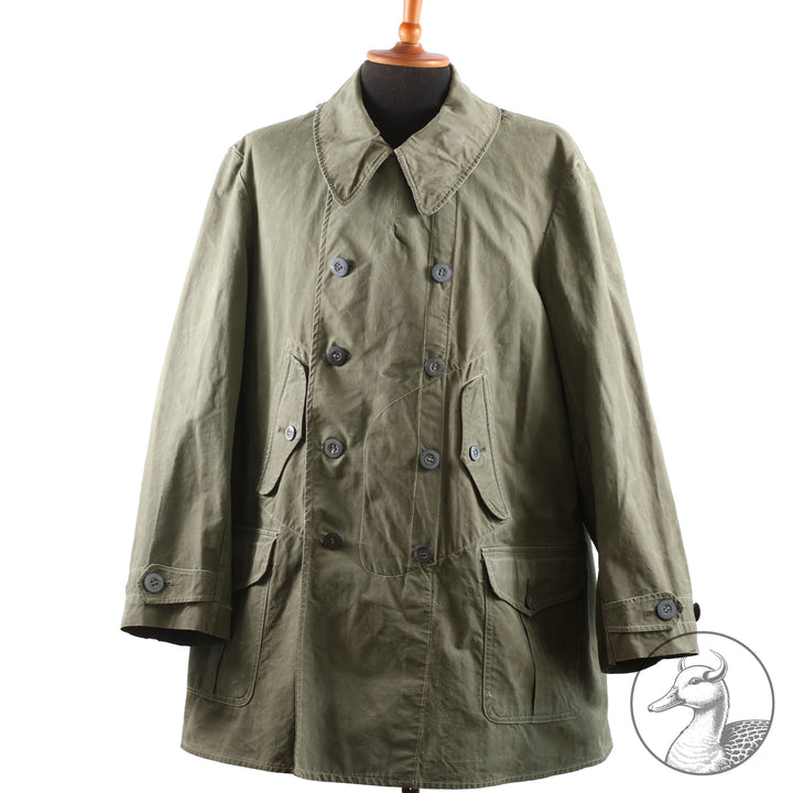 Originale Windjacke für Gebirgstruppen 

Die Windjacke wurde von den Hochgebirgstruppen zum Gebirgsdienst getragen.
Gut erhaltenes Stück mit Abnahme- und Kammerstempel.
Hersteller J. Zeller.