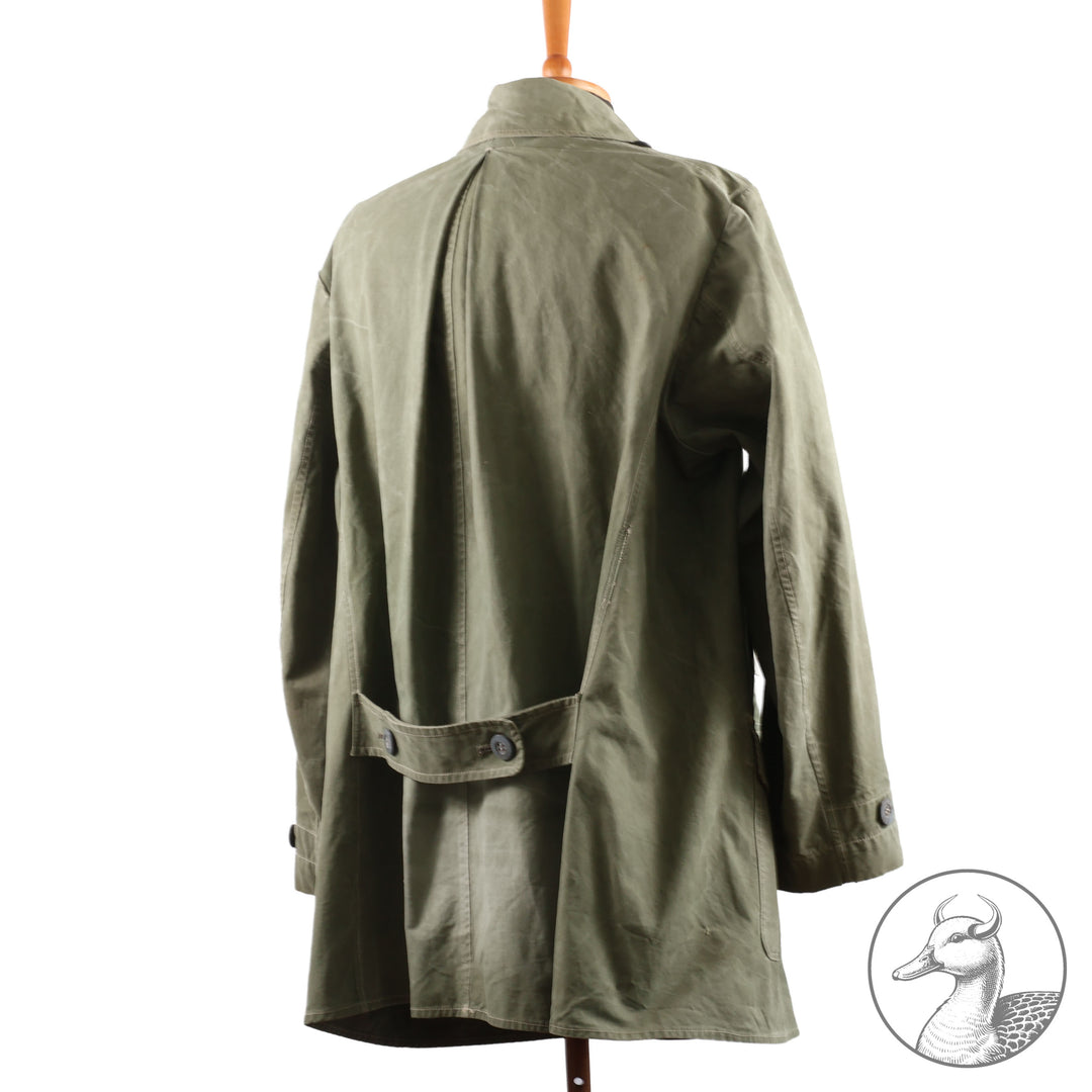 Originale Windjacke für Gebirgstruppen 

Die Windjacke wurde von den Hochgebirgstruppen zum Gebirgsdienst getragen.
Gut erhaltenes Stück mit Abnahme- und Kammerstempel.
Hersteller J. Zeller.