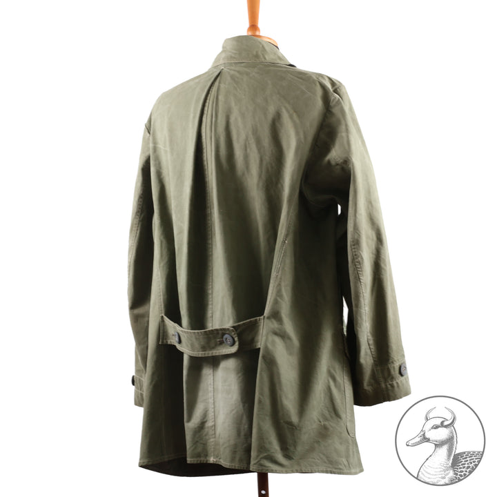 Originale Windjacke für Gebirgstruppen 

Die Windjacke wurde von den Hochgebirgstruppen zum Gebirgsdienst getragen.
Gut erhaltenes Stück mit Abnahme- und Kammerstempel.
Hersteller J. Zeller.