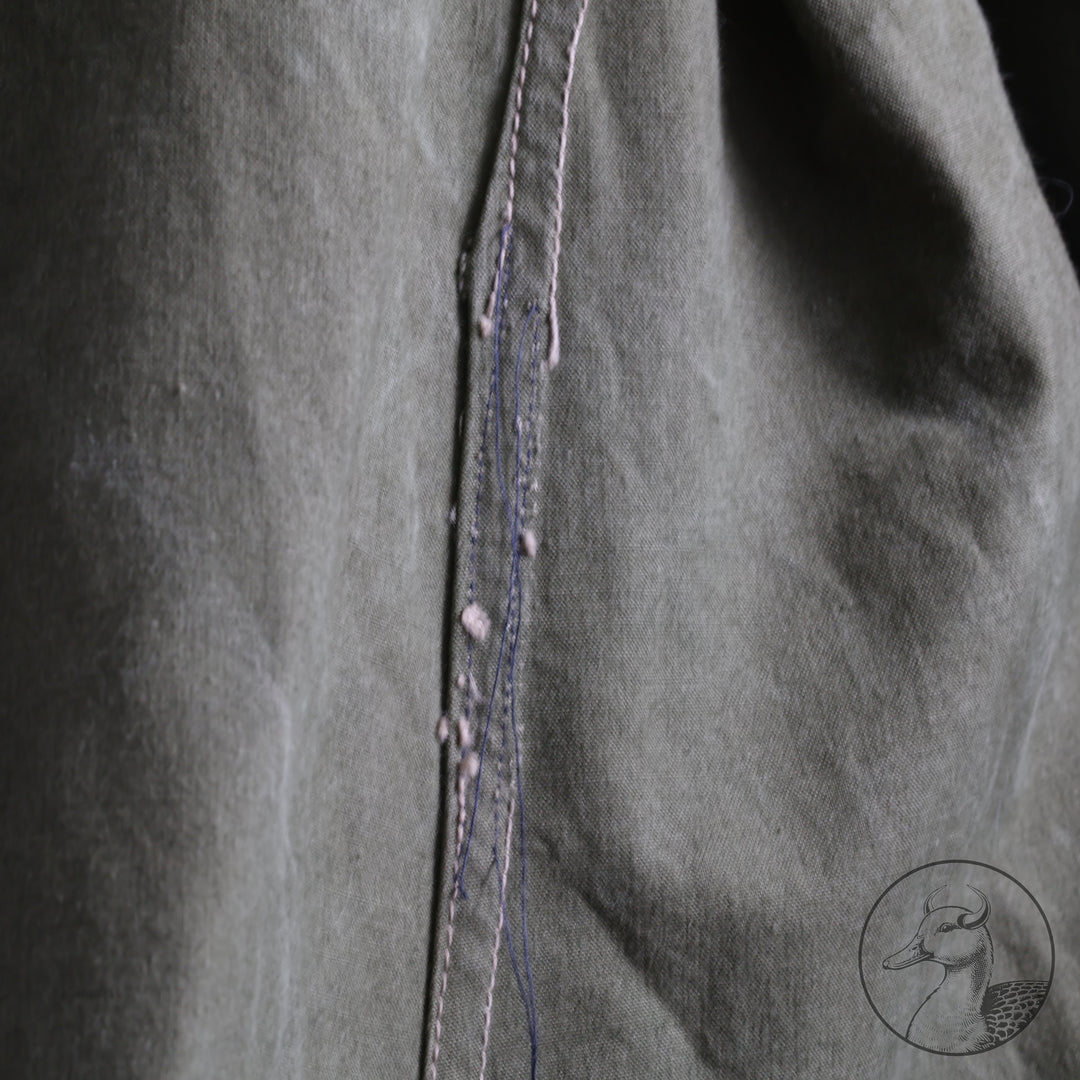 Originale Windjacke für Gebirgstruppen 

Die Windjacke wurde von den Hochgebirgstruppen zum Gebirgsdienst getragen.
Gut erhaltenes Stück mit Abnahme- und Kammerstempel.
Hersteller J. Zeller.