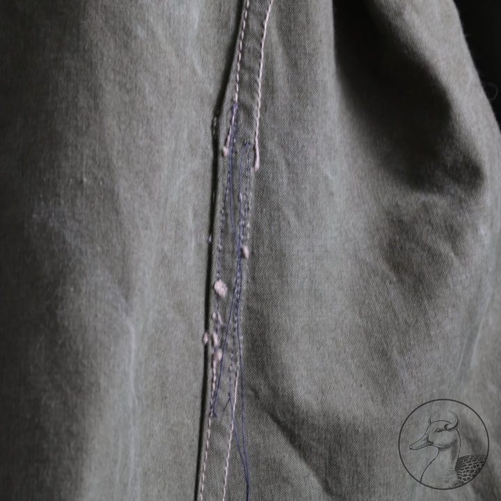 Originale Windjacke für Gebirgstruppen 

Die Windjacke wurde von den Hochgebirgstruppen zum Gebirgsdienst getragen.
Gut erhaltenes Stück mit Abnahme- und Kammerstempel.
Hersteller J. Zeller.