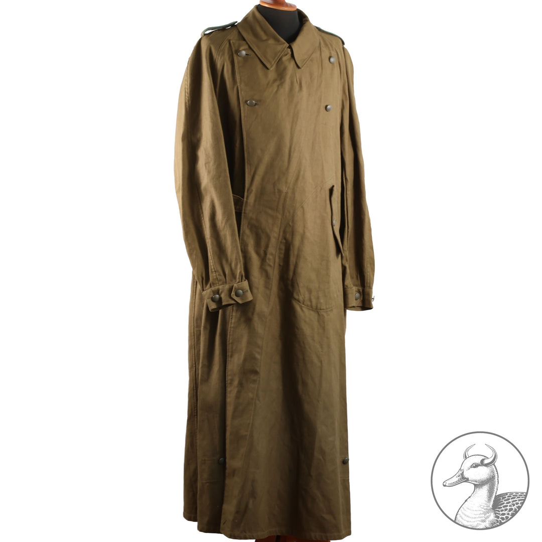 Originaler Kradmantel Wehrmacht Afrikakorps
Kammerstück. Fertigung aus schwerem olivfarbenem Leinentuch. Mit Kammerstempel und Papieretikett