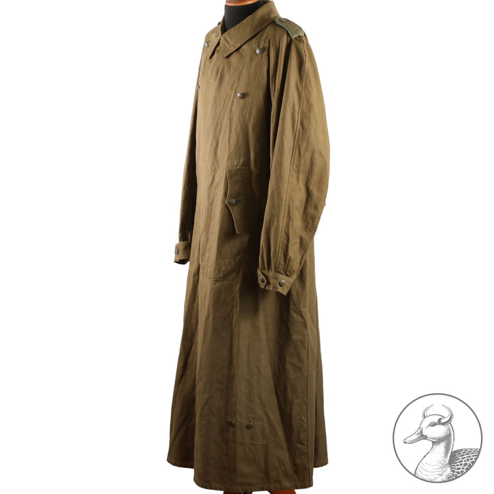 Originaler Kradmantel Wehrmacht Afrikakorps
Kammerstück. Fertigung aus schwerem olivfarbenem Leinentuch. Mit Kammerstempel und Papieretikett