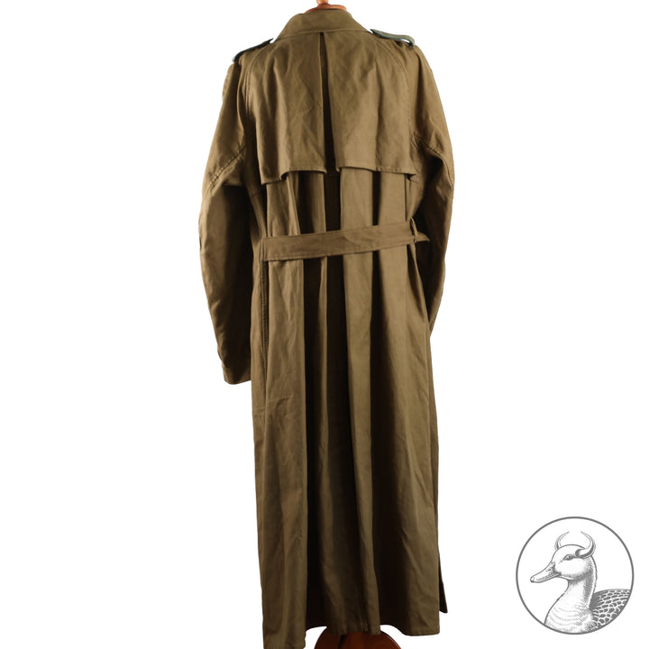 Originaler Kradmantel Wehrmacht Afrikakorps
Kammerstück. Fertigung aus schwerem olivfarbenem Leinentuch. Mit Kammerstempel und Papieretikett