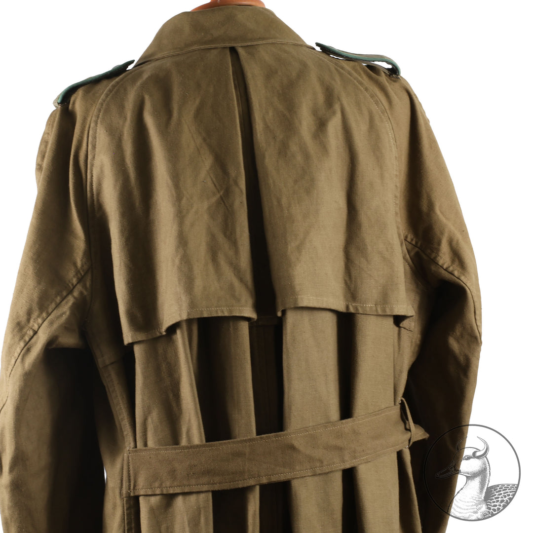 Originaler Kradmantel Wehrmacht Afrikakorps
Kammerstück. Fertigung aus schwerem olivfarbenem Leinentuch. Mit Kammerstempel und Papieretikett