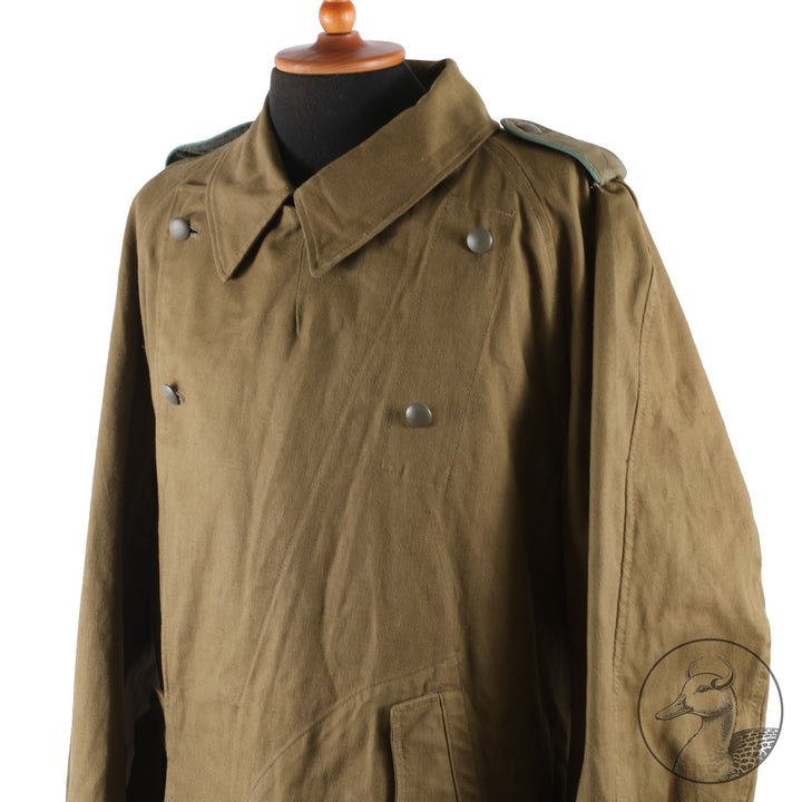 Originaler Kradmantel Wehrmacht Afrikakorps
Kammerstück. Fertigung aus schwerem olivfarbenem Leinentuch. Mit Kammerstempel und Papieretikett