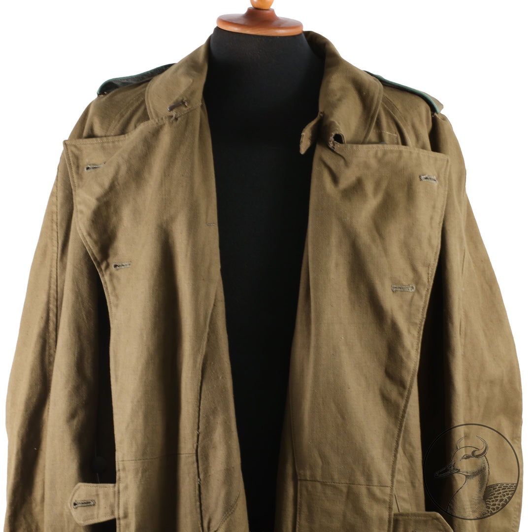 Originaler Kradmantel Wehrmacht Afrikakorps
Kammerstück. Fertigung aus schwerem olivfarbenem Leinentuch. Mit Kammerstempel und Papieretikett