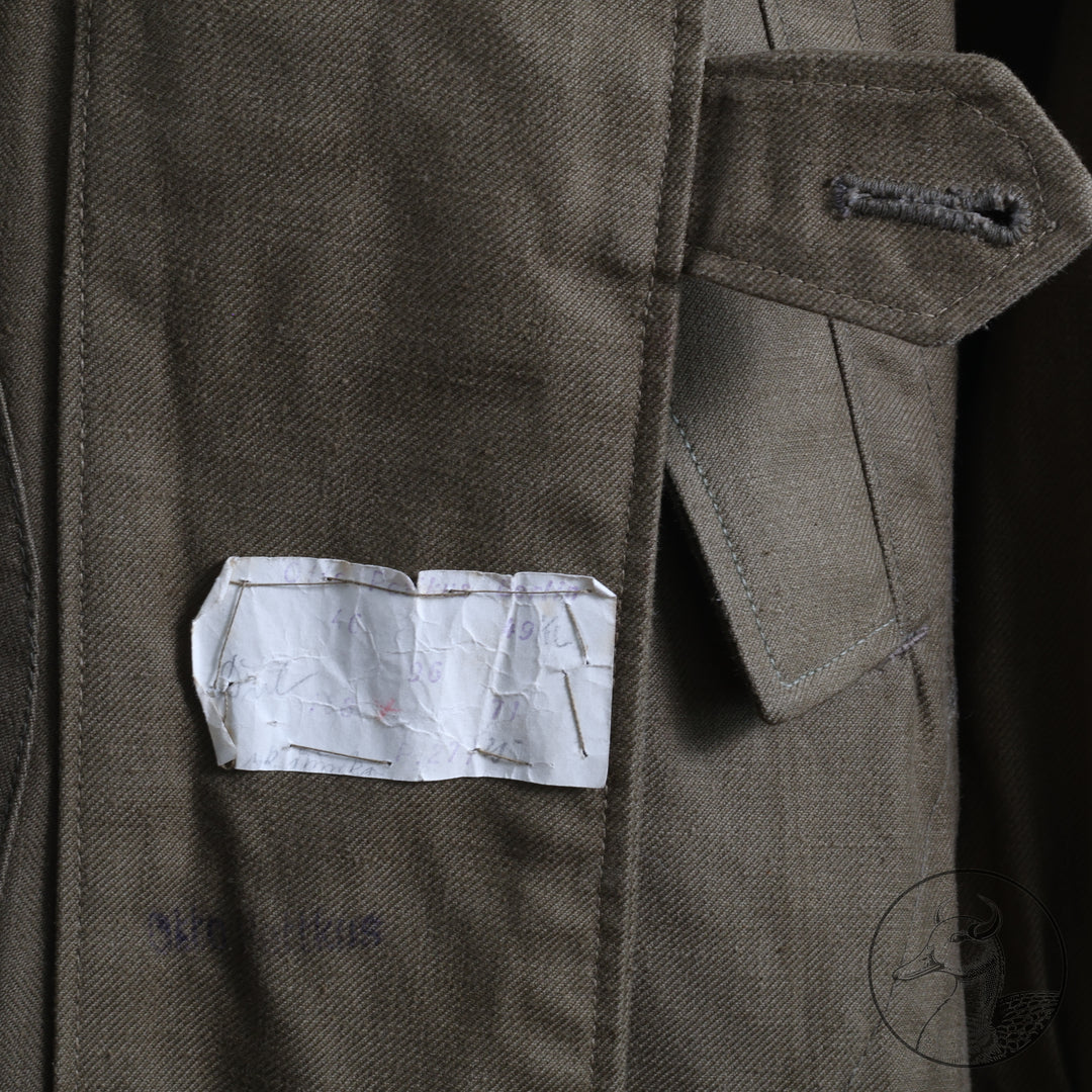 Originaler Kradmantel Wehrmacht Afrikakorps
Kammerstück. Fertigung aus schwerem olivfarbenem Leinentuch. Mit Kammerstempel und Papieretikett